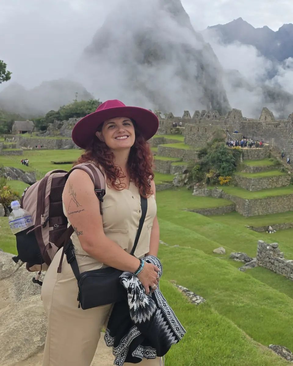 Arancha, guía de AranChasingTheWorld, sonriendo en Machu Picchu entre la niebla